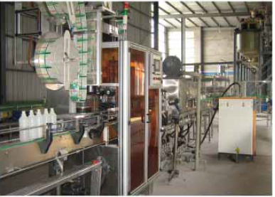 پیویسی اور پیئٹی بوتلوں کے لئے واٹر پروف اور رسٹ پروف سکڑ بازو لیبل مشین