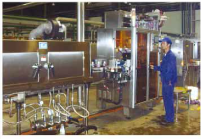 پیویسی اور پیئٹی بوتلوں کے لئے واٹر پروف اور رسٹ پروف سکڑ بازو لیبل مشین