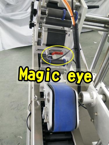 چھوٹی گول بوتلوں کے لئے تیز رفتار ڈیلٹا سرو لیبلنگ موٹر ڈرائیور شیشی لیبلنگ مشین