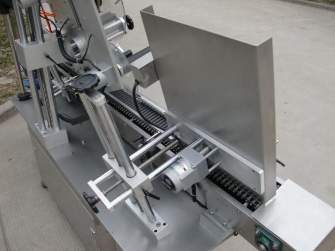 کاسمیٹکس کے لئے تیز رفتار چھوٹے گول کین لیبل چپکنے والی مشین ، آنکھوں کی کالی بوتل کا لیبل اسٹیکر مشین