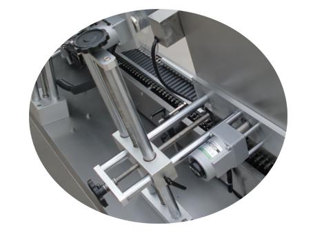 کاغذ ٹیوب لیبلنگ مشین 500 رولر خود چپکنے والی تانے بانے اسٹیکر لیبل بچھاتا ہے