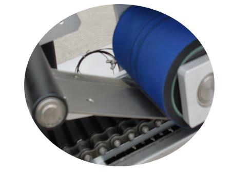 کاغذ ٹیوب لیبلنگ مشین 500 رولر خود چپکنے والی تانے بانے اسٹیکر لیبل بچھاتا ہے