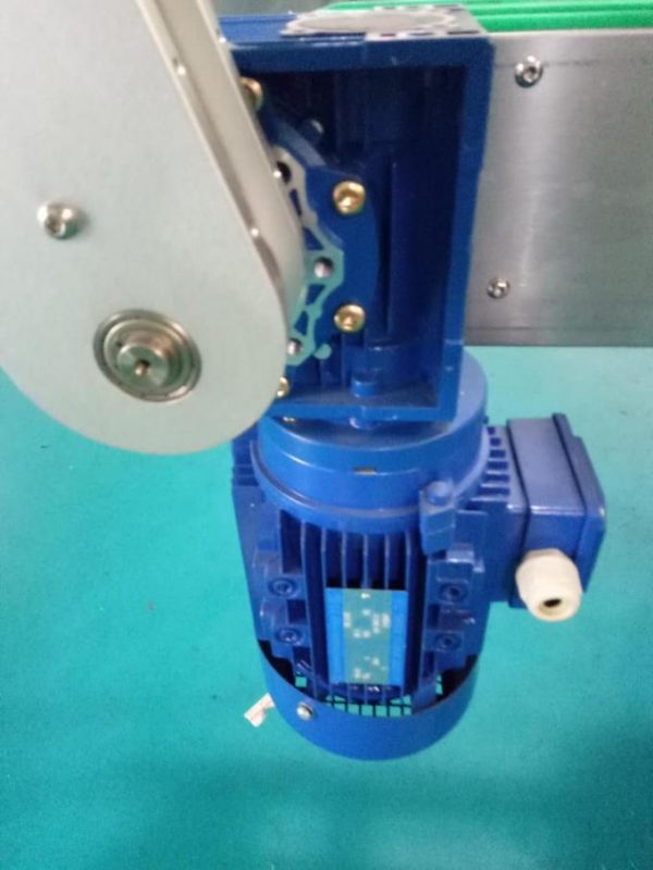 SUS304 کابینہ دو رخا اسکوائر بوتل اسٹیکر لیبلنگ مشین ذاتی نگہداشت کی مصنوعات کے ساتھ