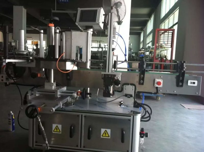 ڈرنک انڈسٹری سپلائر کے لئے چین فروٹ / سبزیوں کا رس گول بوتل اسٹیکر لیبلنگ مشین