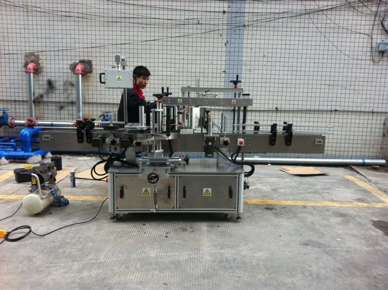 چین مکمل خودکار چپکنے والی گول بوتل لیبلنگ مشین پالتو بوتلوں کے سامنے اور پیچھے سپلائر کے لئے